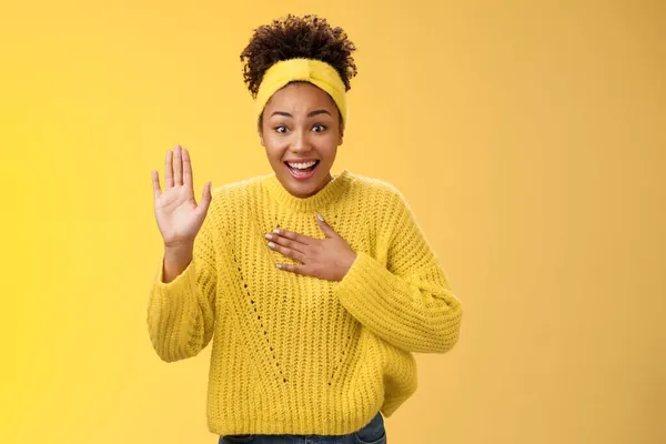 Fascinerad road ung charmig uppriktig afrikansk-amerikansk flicka pannband tröja press hand bröst höja handflatan svär lovar gör hennes bästa stående glada leende lyckligt, poserar gul bakgrund — Stockfoto