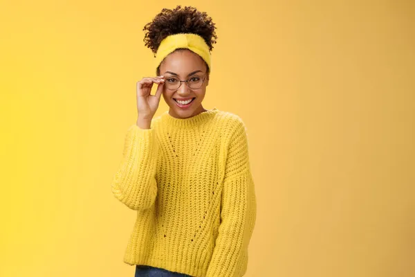 Ελκυστική φιλική χαρισματική γυναίκα προγραμματίστρια frontend χαμογελώντας γενικά τα γυαλιά ελέγχου μύτη φαίνονται σίγουροι τυχεροί έχουν εξαιρετική ιδέα βελτίωση της δυνατότητας εργασίας app, στέκεται κίτρινο φόντο — Φωτογραφία Αρχείου