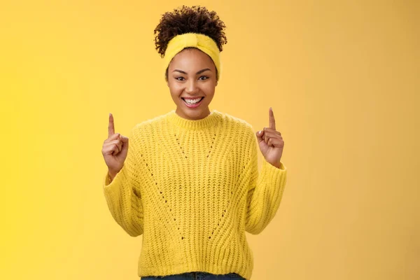 Emocionado encantador joven afroamericano novia afro peinado en suéter diadema señalando los dedos índice sonriendo riéndose pidiendo comprar novio impresionante cosméticos b-day presente — Foto de Stock