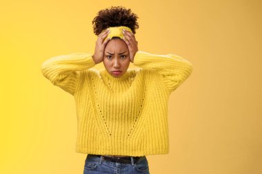 Sıkıntılı, kasvetli, şaşkın, çekici, afro-amerikalı kız sıkıntıya dayanamıyor, kafa patlatıyor, somurtuyor, endişeli, suratını asıyor, çözülemeyecek kadar kötü bir durumda.