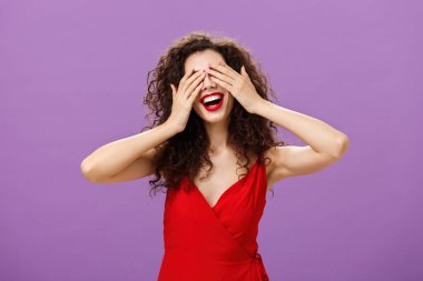 Eş, kocanın hediyesini bekliyor. Yıldönümü hediyesi olarak. Avuçlarıyla gözlerini kapatıyor ve gülümsüyor. Mor duvarın üzerinde baştan çıkarıcı kırmızı elbiseler içinde baştan çıkarıcı kırmızı elbiseler içinde parmaklarının arasından dikiliyor.