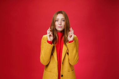 İnançlı bir kız iyi şans dilemek için her şeyi yapar. Kameraya umut dolu bakar. Mucizeler ve hayaller kırmızı arka planda gerçekleşir.