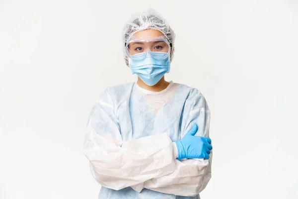 Női ázsiai orvos vagy nővér ppe, egyéni védőfelszerelés a coronavirus, álló kész és magabiztos, fehér háttér — Stock Fotó
