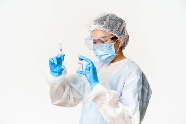 Asyalı doktor ya da hemşire kişisel koruyucu ekipman, tıbbi maske ve eldivenler, şırıngayı covid-19 aşısıyla doldurma, aşılama hastaları, beyaz arka plan