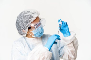 Asyalı kadın doktor portresi, aşı yapan hastalar, şırınga ve covid-19 aşısı, kişisel koruyucu ekipman, beyaz arka plan