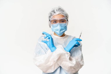 Covid-19 aşı ve sağlık konsepti. Koronavirüs aşısı covid-19 ve şırınga beyaz arka plan gösteren Asyalı kadın doktor ya da hemşire.