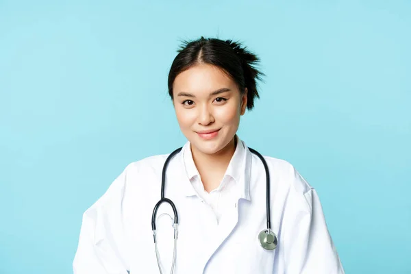 Zdravotní a lékařská koncepce. korejský lékař, ošetřovatelka v uniformě, usměvavá a vstřícná — Stock fotografie