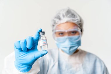 Asyalı doktor ya da hemşire portresi kişisel koruyucu ekipman, covid-19 aşısı gösteren kadın sağlık görevlisi, koronavirüs aşısı konsepti