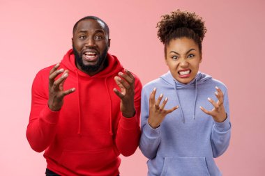 İki kardeş bahsi kaybettikleri için üzülüyor. Futbol maçı izlerken bahsi kaybediyorlar. Üzüntüyle el kaldırıyorlar.