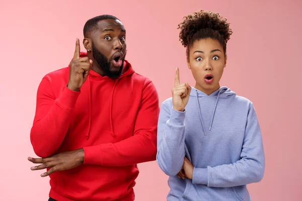 Team coworkers work together wanna suggest solutions raise index fingers eureka gesture gasping open mouth add thought wanna perform speech meeting give advice, standing pink background — Stock Photo, Image