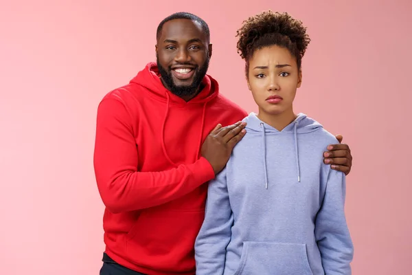 Girl unwilling participate event feel nervous insecure boyfriend encouraging hugging boost confidense assuring everything alright smiling self-assured promise everything be okay, pink background — Stock Photo, Image