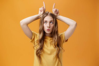 GIrl sıkıntıdan deliriyor. Tuhaf komik suratlar yapıyor. Etrafta dolanıyor, gözlerini kısıyor, işaret parmaklarını kafaya dikiyor.