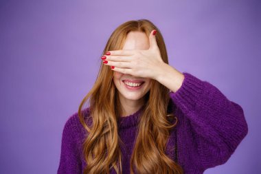 Mutluluk, duygular ve beklenti konsepti. Çekici, hayalperest, tırnaklı, güzel tırnakları olan, avuçlarını kaldırmış, gülümseyerek sürpriz ya da mucize bekleyen, peekaboo oynayan bir kız arkadaş.