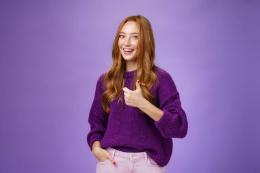 Kız, tezahürat ve destekleyici olma çabalarını onaylıyor. Arkadaş canlısı, çekici, güzel, kızıl saçlı, geniş bir gülümseme içinde, olumlu tepkiler veren, mutlu bir kadın.