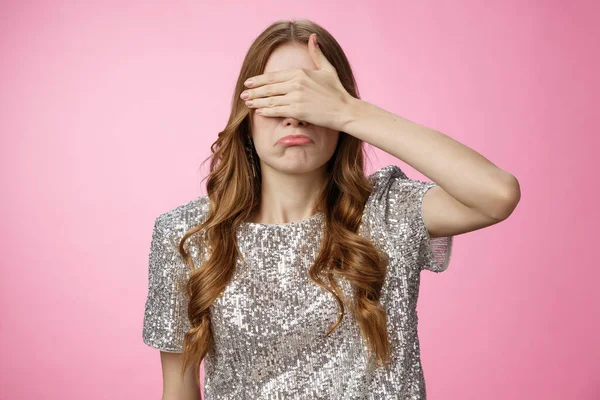 Intenso choramingar triste menina tampa olhos palma bolsa lábios não dispostos ver estranho decepcionante cena, de pé chateado, viu coisas desagradáveis, não pode deixar de ver esquecer, de pé miserável fundo rosa — Fotografia de Stock