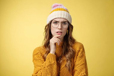 Ciddi görünüşlü, zeki, kafası karışmış, bulmaca çözen, kaşlarını çatan, şüpheci bakışlar, yüzlerine dokunan, kararlı görünümlü, karmaşık görünümlü kadın.