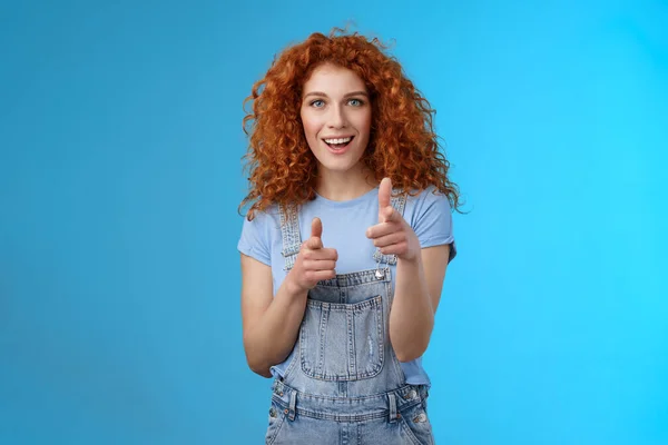 Begrepen. Cool sassy goed uitziende roodharige krullende vrouw wijzen camera vinger pistolen brutaal inleiding glimlachen enthousiast hebben plezier feliciteren vriend geweldig stijlvolle keuze blauwe achtergrond — Stockfoto