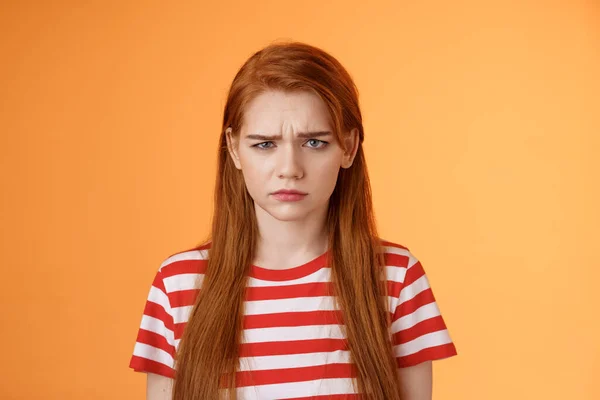Close-up humorzasty zdenerwowany dziecko ruda dziewczyna, dąsając się niesprawiedliwa sytuacja, zmarszczki zdenerwowany, narzekając rozczarowany, dąsając obrażony, stanąć niespokojny zakłopotany pomarańczowy tle, jęcząc niezadowolony — Zdjęcie stockowe