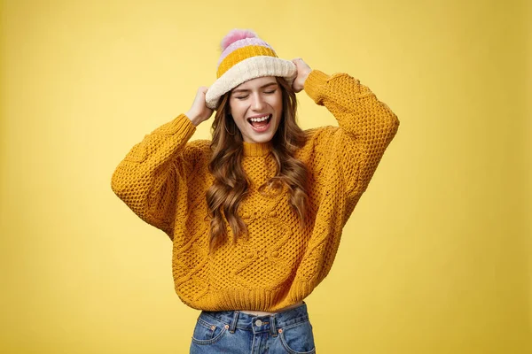 Salvaje rebelde despreocupado guapo elegante caucásico mujer divirtiéndose gritando en voz alta descuidado cerca de los ojos tocando sombrero bailando cantando música favorita escuchando canciones dress-up universidad — Foto de Stock