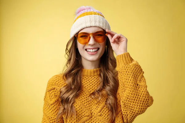 Chica atractiva extrovertida feliz de aspecto amistoso riéndose alegremente teniendo una conversación interesante divertida comprobando gafas de sol relajante estación de esquí divirtiéndose descansando juntos amigos, fondo amarillo —  Fotos de Stock