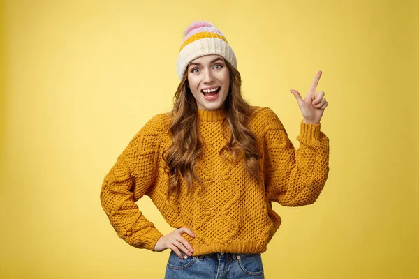 Divertido amigável saída menina se divertindo falando amigos divertidos discutindo promo legal apontando canto superior direito sorrindo feliz falando casualmente emocionado olhar câmera, fundo amarelo — Fotografia de Stock