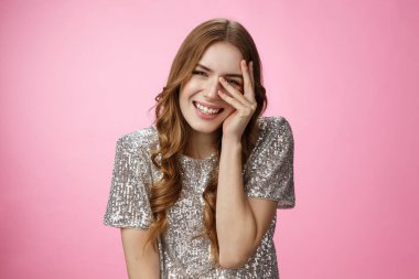 Sevimli, sevimli, sevimli Avrupalı kadın eğleniyor, gülüyor, gülüyor, gülüyor, gülüyor, flört ediyor, eğleniyor, eğleniyor, kıkırdıyor, seni baştan çıkarıyor, pembe arka plan.