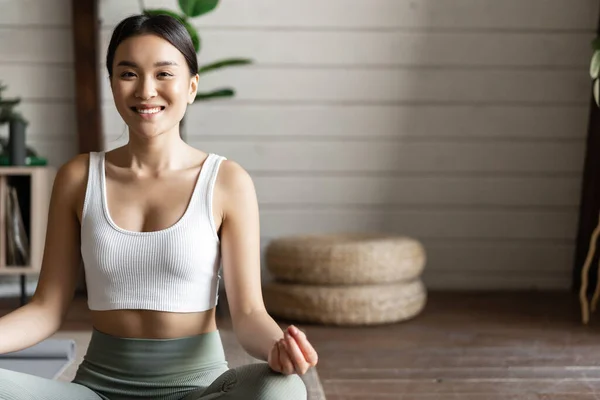 Achtsamkeit und Meditation Konzept. Junge Asiatin beim Workout zu Hause, Yoga-Meditation im Wohnzimmer auf Bodenmatte, sich konzentrieren — Stockfoto