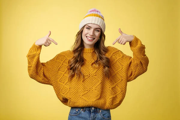 Elegante confiante satisfeito boa aparência jovem mulher vencedora gabando-se de seus objetivos de realização apontando ombros sorrindo encantado dizendo-lhe que ela candidato perfeito, sugerindo-se — Fotografia de Stock