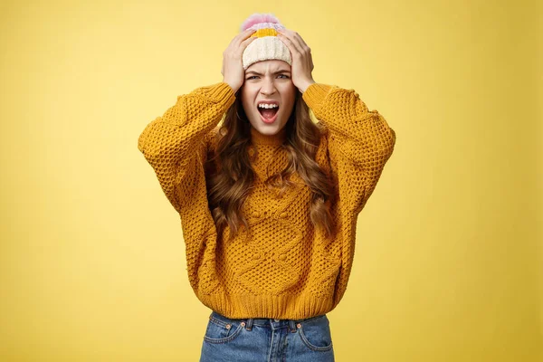 Pissed annoyed freaked-out girlfriend jealous screaming pissed insane caught boyfriend cheating hold hands head shouting angry frowning cringing disgust dissatisfied look camera, yellow background —  Fotos de Stock
