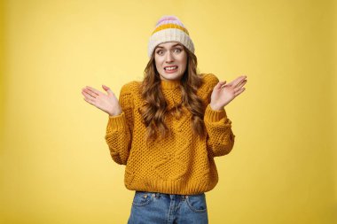 Özür dilerim, benim hatam. Garip, güvensiz, endişeli, sevimli, 20 'li yaşlardaki Avrupalı kız özür diliyor, arkadaşını rahatsız ediyor, sinirleniyor, el kaldırıyor, kafası karışmış, omuz silkiyor.