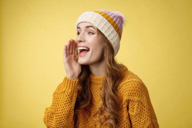 Çekici, mutlu kız arkadaş bağırıyor. Uzaktaki erkek arkadaşı arıyor. Resim çekiyor, sola dönüyor. Çığlık atıyor, el ele tutuşuyor, ağzı açık.