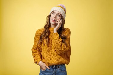 Çekici genç bayan ofis stajyeri akıllı telefondan yemek siparişi veriyor. Randevu ayarlıyor. Arkadaşının ne zaman müsait olacağını merak ediyor.