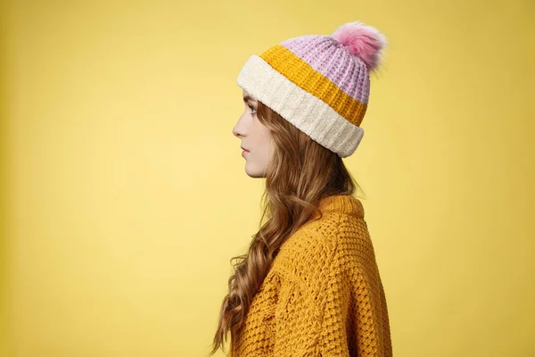 Perfil tiro atractivo mujer rizado peinado usando sombrero de punto suéter de pie cola orden caliente bebida mirada izquierda expresión casual normal, posando fondo amarillo estudio — Foto de Stock