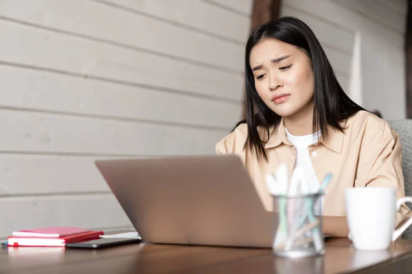 Triste et fatigué asiatique fille à la recherche déçu à portable écran, ennuyé d "étudier, regarder quelque chose ennuyeux sur ordinateur — Photo