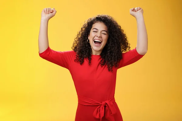 Oh ja, ik ben de winnaar, op de top van de wereld. Opgewonden ambitieuze en gelukkige jonge succesvolle busiensswoman krijgt promotie schreeuwen ja met brede glimlach en gesloten ogen tillen handen in triomf en viering — Stockfoto