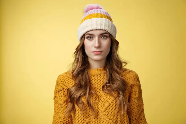 Крупным планом обеспокоен расстроен привлекательный молодой 20-х годов женщина выглядит серьезно нервной сочувствуя вам слушать ужасные расстраивает история стоя желтый фон глядя в камеру, в шляпе свитер — стоковое фото