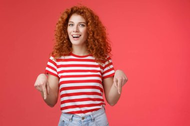 Hey şuna bak dostum. Şımarık, güzel, arsız, kızıl saçlı, stil sahibi, kıvırcık saçlı, yaz tişörtü giyen, işaret parmağıyla gülümseyen, neşeli, harika bir tavsiye mektubu yazan kız arkadaş.