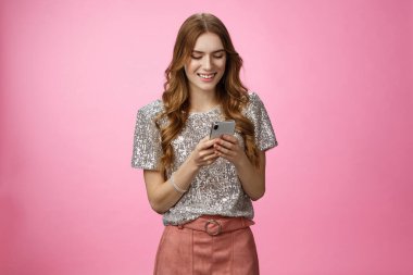 Stüdyo, şık, çekici, genç Avrupalı parti kızı akıllı telefondan mesaj atan, gülümseyen neşeli görünüm, cep telefonu görüntüsü, mesajlaşma interneti, uygulamalı taksi kullan.