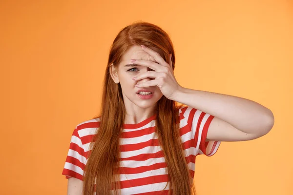 Uneasy ruiva menina piedade para a má situação, tentando não olhar terrível amigo ferida, aversão cringe, antipatia assistir histórias de terror, sentir nojo chateado, pé desconfortável apertar os dentes antipatia — Fotografia de Stock