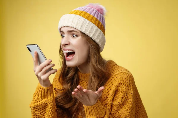 Annoyed pissed freak-out crazy woman shouting smartphone look display near face irritated arguing boyfriend breaking-up via phone call standing angry furiously yelling cellphone, raise hand dismay — 图库照片