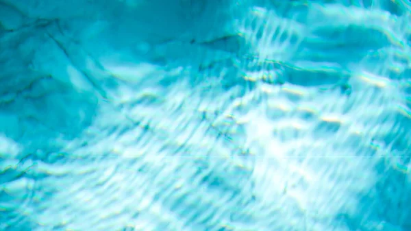 プールの水プールのテクスチャと表面の水屋外プールの反射青波自然水 — ストック写真