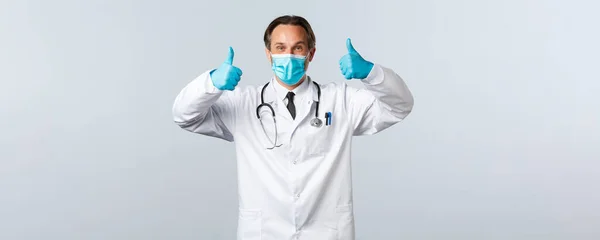 Covid-19: 바이러스 예방, 의료 종사자 및 예방 개념. 의료용 마스크와 장갑을 착용 한 열정적 인 행복 한 의사는 품질을 보장하고 — 스톡 사진