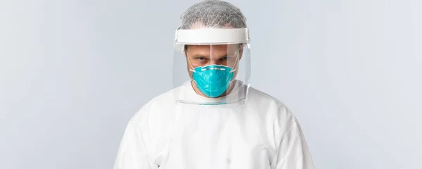 Covid-19 、ウイルス、医療従事者および予防接種の概念を防止する。危険性のある疾患に取り組む個人用保護具、医療用マスクの決定された重大な医師の閉鎖 — ストック写真