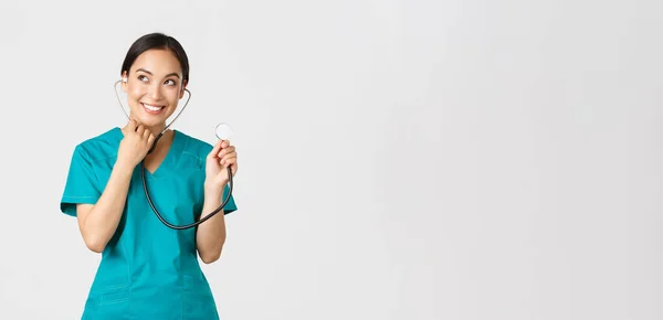 Covid-19, zdravotničtí pracovníci a prevence viru. Usmívající se asijský lékař, žena zdravotní sestra zkoumat pacientovy plíce, pomocí stetoskopu, poslech blíže, stojící bílé pozadí — Stock fotografie