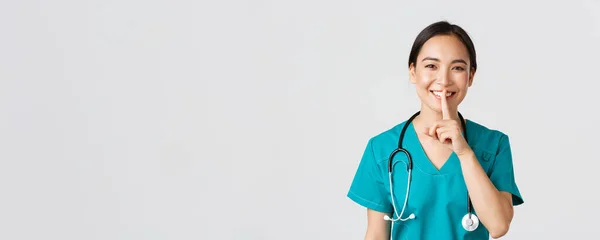 医療従事者ウイルスの予防隔離キャンペーンの概念。笑顔の可愛いアジア系の医者と看護師が笑顔で照れ声を上げながら — ストック写真