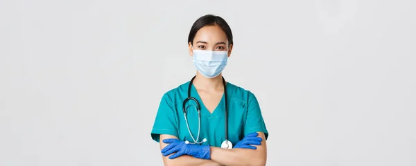 Covid-19, onemocnění koronavirem, koncept zdravotnických pracovníků. Detailní záběr sebevědomého úsměvu, profesionální asijský lékař, zdravotní sestra v lékařské masce a gumové rukavice připravené k vyšetření, bílé pozadí — Stock fotografie