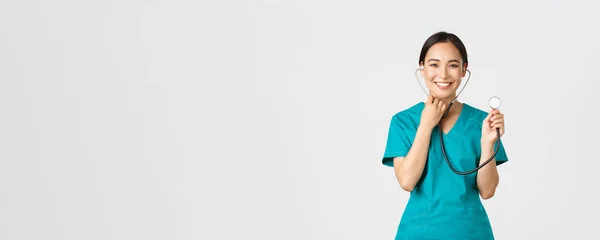Covid-19, trabajadores de la salud y prevención del concepto de virus. alegre sonriente asiático médico femenino, médico consultar paciente, examinar persona con estetoscopio, de pie fondo blanco — Foto de Stock