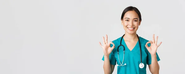 医療従事者ウイルスの予防隔離キャンペーンの概念。満足して良いアジアの女性看護師,医師の承認で良いジェスチャーを示す,お勧めまたは完璧なサービスを保証 — ストック写真