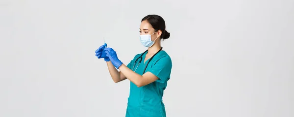 Covid-19, coronavirus disease, healthcare workers concept.亚洲女医生简介，戴着医疗面罩和球面的护士，用疫苗填充注射器，接种疫苗，白人背景 — 图库照片