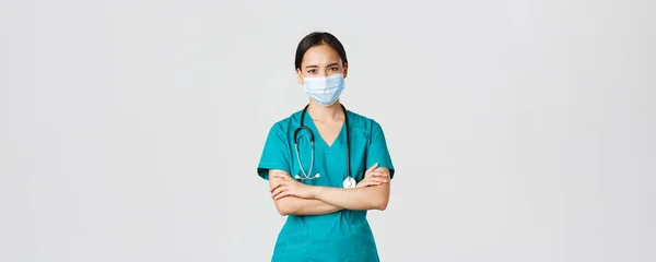 Covid-19, koronavírus betegség, egészségügyi dolgozók koncepciója. Aggódó és aggódó komoly kinézetű ázsiai női orvos tájékoztatja a beteg rossz eredményeket, visel orvosi maszk és köpeny, nézd csalódott — Stock Fotó